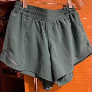 Lululemon teal green hotty hot shorts size 6 (tall) 4”